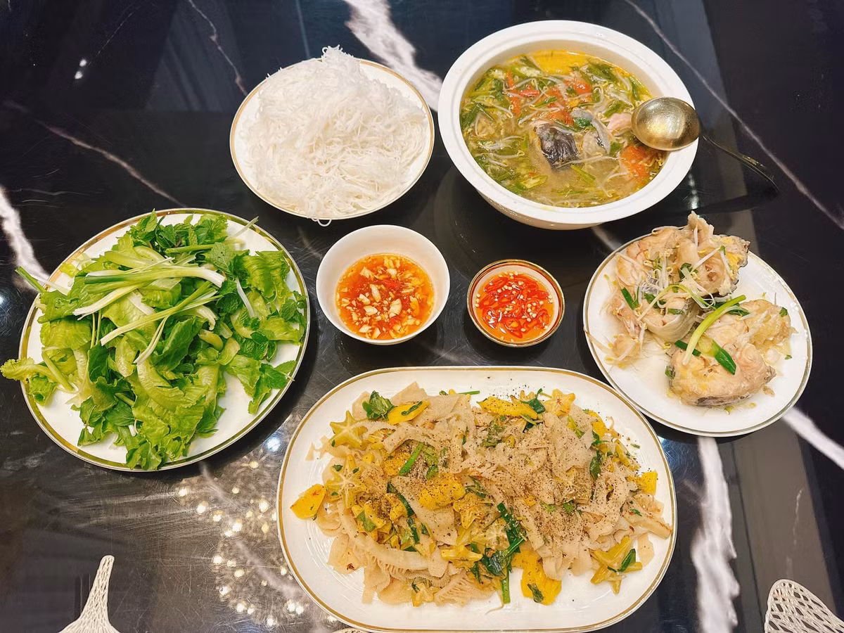 Vì đang mang song thai nên nữ diễn viên cũng bổ sung vào thực đơn hàng ngày những món bổ dưỡng như salad củ dền cá hồi, súp tôm bí đỏ, chè dưỡng nhan...