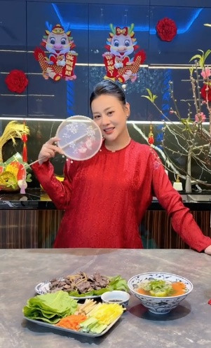 Trong video của mình, mỹ nhân 8X nũng nịu gọi điện chờ chồng yêu về thưởng thức món ngon ngày Tết mà cô chuẩn bị là canh khổ qua cá thát lát và bò cuộn cải phiên bản lộc đỏ may mắn.