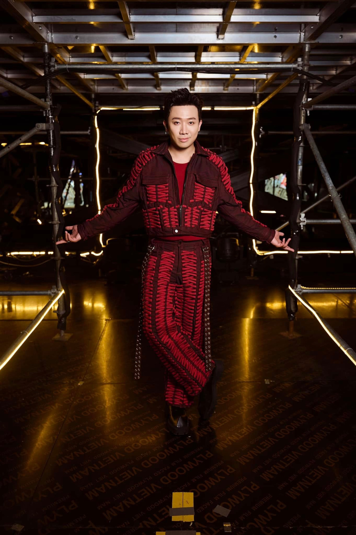 Mới đây, Trấn Thành đăng tải bộ ảnh trên trang cá nhân, trong đó anh diện lại chính trang phục gây tranh cãi trên sân khấu. Ảnh: FB Trấn Thành