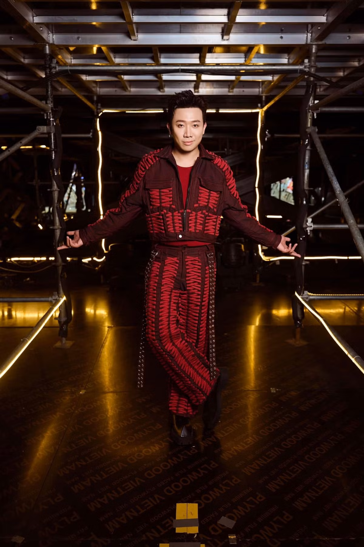 Mới đây, Trấn Thành đăng tải bộ ảnh trên trang cá nhân, trong đó anh diện lại chính trang phục gây tranh cãi trên sân khấu. Ảnh: FB Trấn Thành