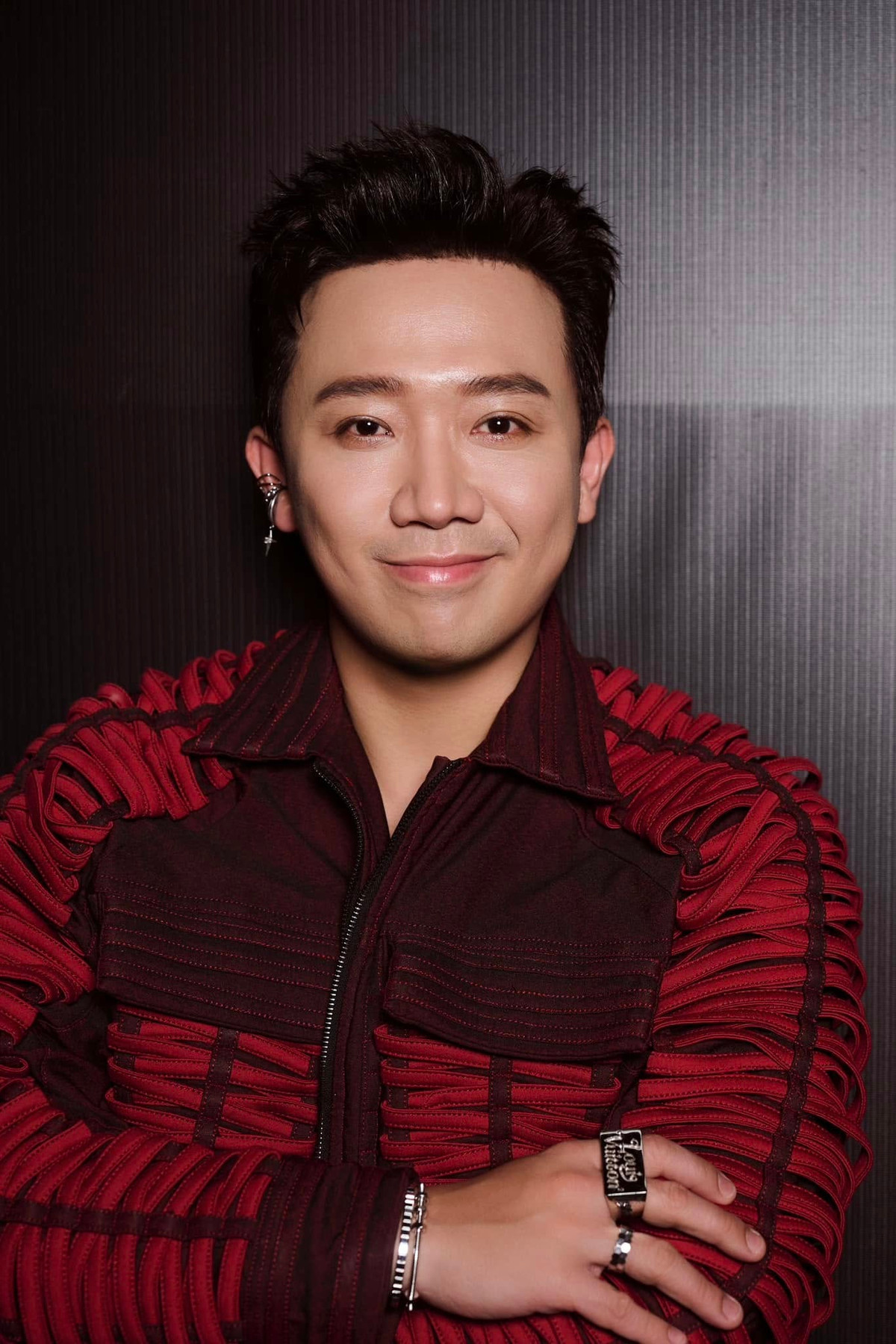 Trong loạt ảnh mới, Trấn Thành tự tin tạo dáng, khoe góc cạnh cơ thể. Ảnh: FB Trấn Thành