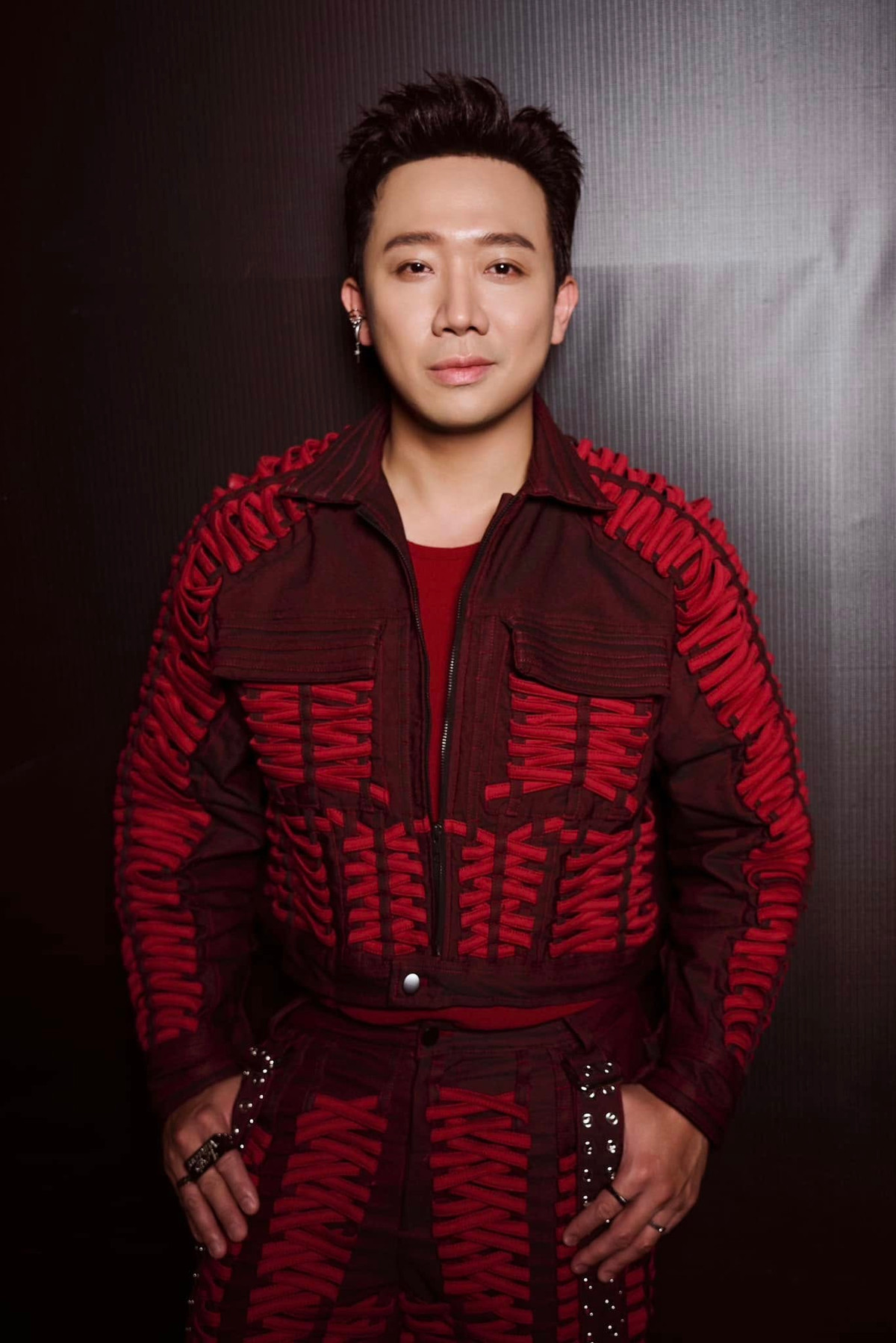 MC Trấn Thành chứng minh vóc dáng của anh hoàn toàn ổn định và không hề ngấn mỡ bụng như ảnh chụp lén trên sân khấu. Ảnh: FB Trấn Thành