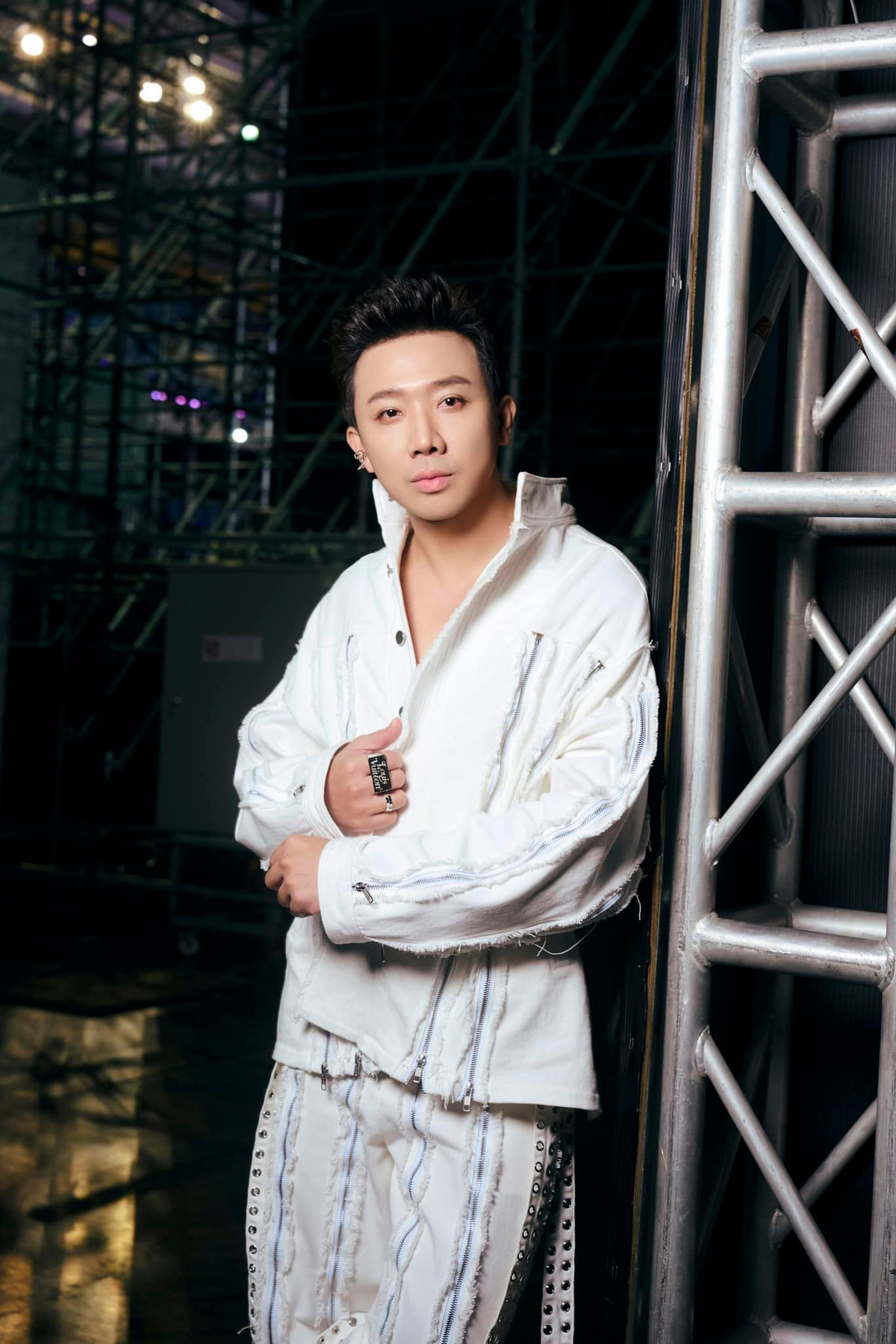 Ngoài ra, nam MC còn là đạo diễn, diễn viên của nhiều phim điện ảnh do chính anh sản xuất. Ảnh: FB Trấn Thành