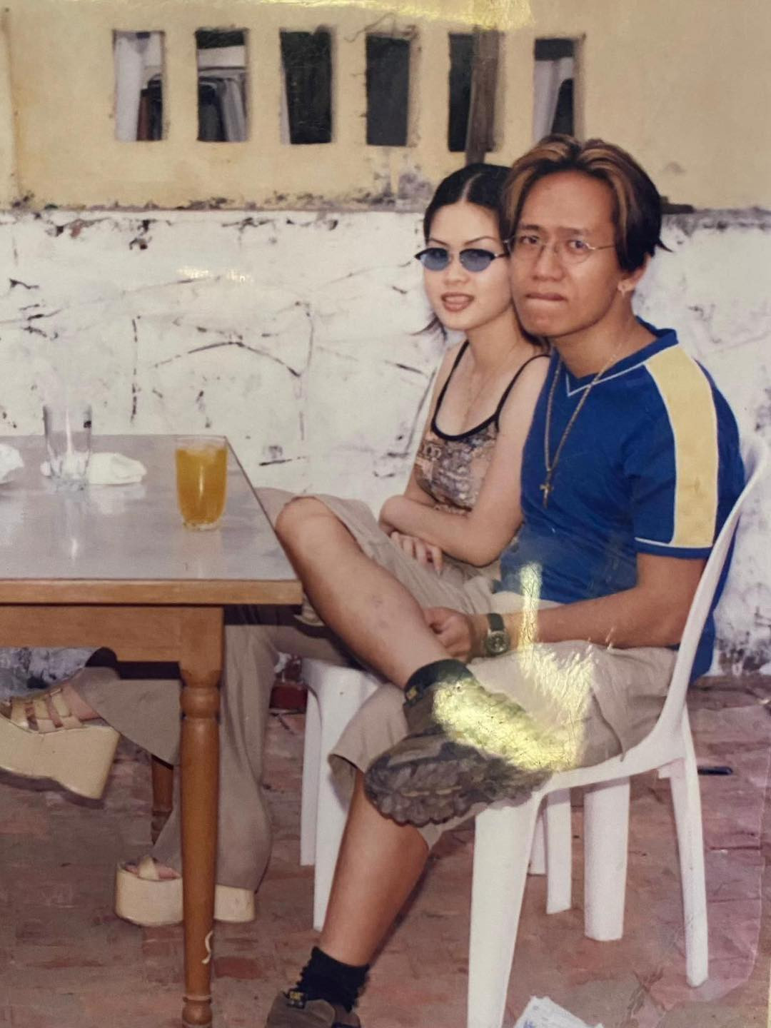 Mới đây, loạt ảnh thời trẻ của Duy Mạnh và bà xã Thu Huyền bất ngờ được chia sẻ rộng rãi trên mạng xã hội. Ảnh: FB Buồn Làm Gì