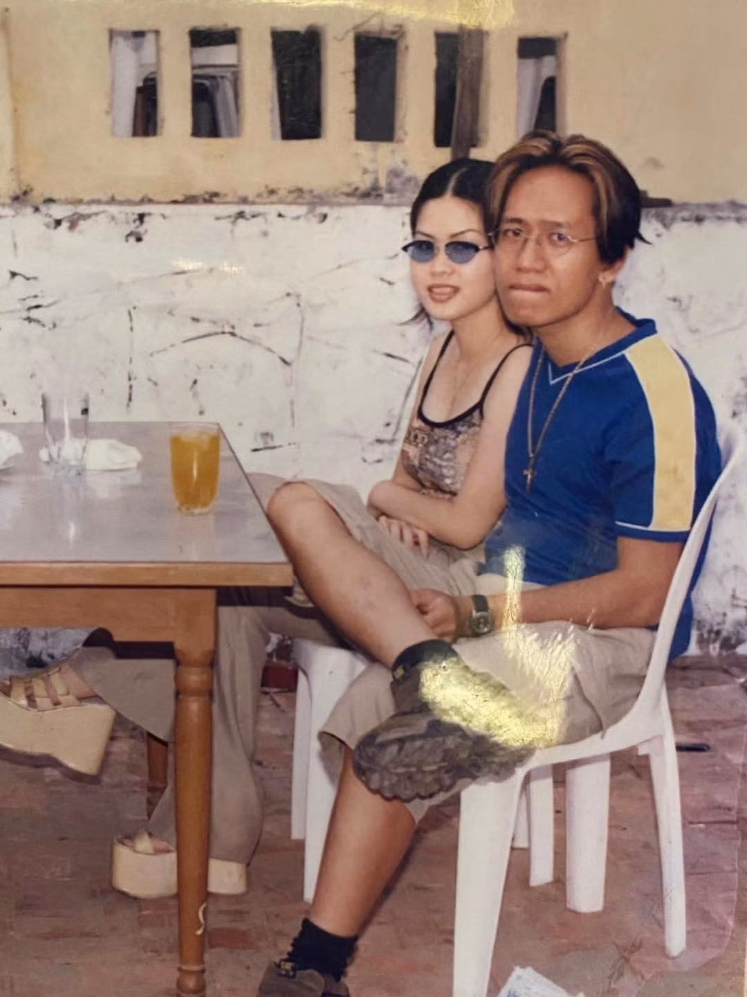 Mới đây, loạt ảnh thời trẻ của Duy Mạnh và bà xã Thu Huyền bất ngờ được chia sẻ rộng rãi trên mạng xã hội. Ảnh: FB Buồn Làm Gì