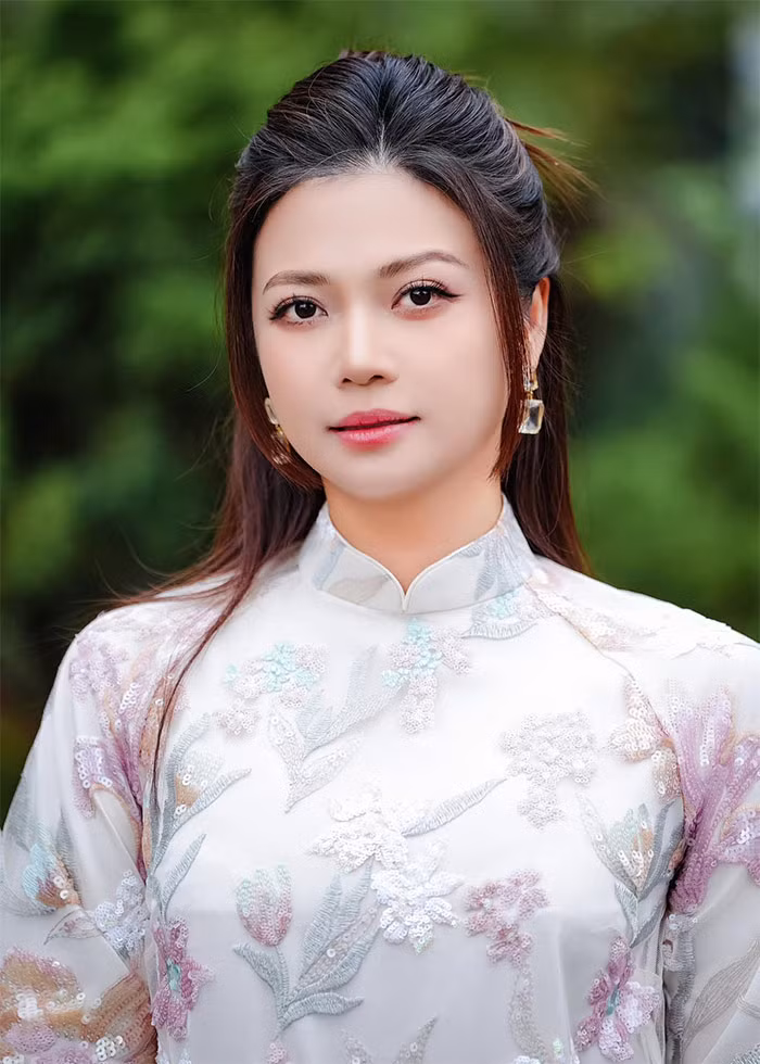 Năm 2004, Kiều Anh vào biên chế hoạt động tại Nhà hát Ca múa nhạc Việt Nam, làm nhiệm vụ tiếp đón lãnh đạo nước ngoài. Từ năm 2011, cô chuyển sang đảm nhiệm đạo diễn sân khấu cho cơ quan này. (Ảnh: FB Kiều Anh)