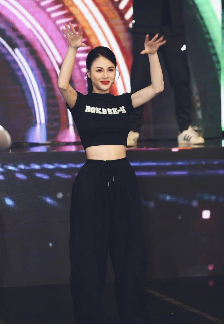Mẹ đơn thân Vbiz yêu thích những outfit cắt xẻ táo bạo, có phần chiết eo rõ ràng để khoe vòng hai con kiến. Ảnh: FB Lương Thu Trang