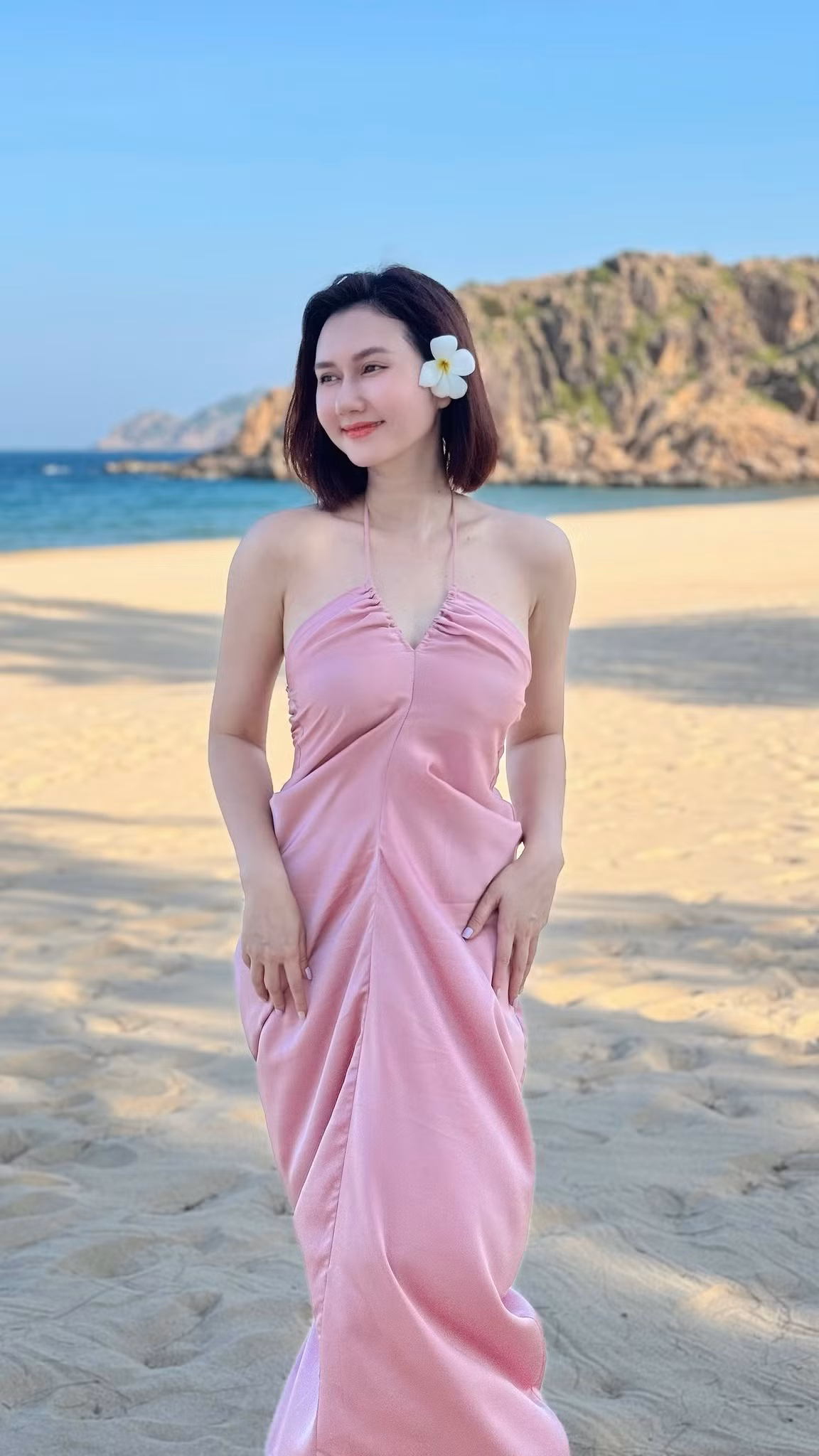 Thêm một mỹ nhân là hình mẫu "dáng đẹp eo thon" của nhiều chị em chính là nữ diễn viên Hương Giang. Ảnh: FB Hương Giang