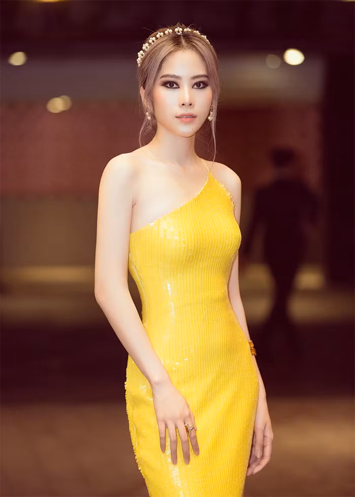 Một năm sau, người đẹp sinh năm 1996 đã lấy lại dáng vóc. (Ảnh: FBNV)