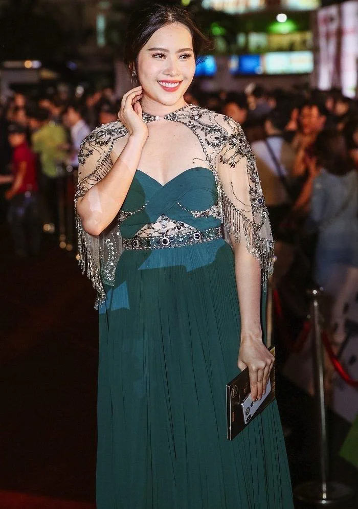 Năm 2018, khi xuất hiện tại một sự kiện, Nam Em gây ngỡ ngàng vì cô tăng cân quá nhiều. Nam Em cho biết do tác dụng phụ của thuốc trầm cảm, cơ thể cô trở nên dễ tích nước và tăng cân ngoài tầm kiểm soát. (Ảnh: Saostar)