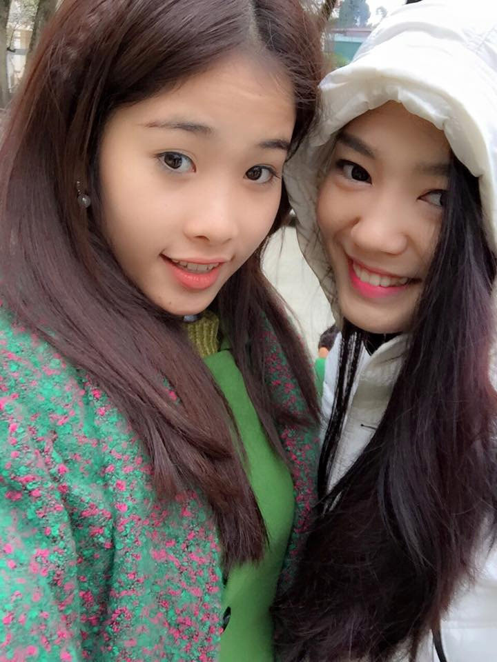 Hình ảnh Nam Em (trái) chụp năm 2015 trước khi đăng quang Hoa khôi Đồng bằng sông Cửu Long 2015. (Ảnh: FBNV)