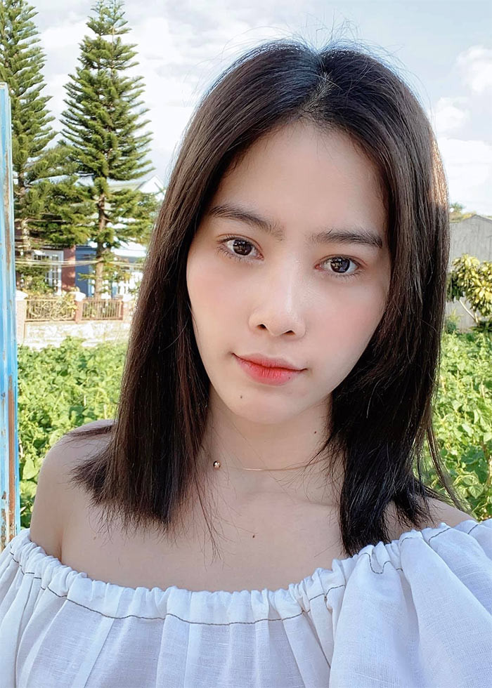 Nam Em năm 2019 khi vừa đi thẩm mỹ nhấn mí, mở góc mắt. Mới đây trong một livestream người đẹp sinh năm 1996 tiết lộ lần thẩm mỹ đó bị lỗi khiến mắt cô bị xấu hơn trước. (Ảnh: FBNV)