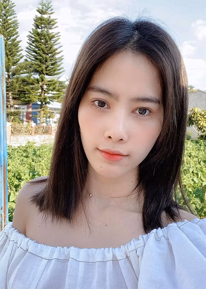 Nam Em năm 2019 khi vừa đi thẩm mỹ nhấn mí, mở góc mắt. Mới đây trong một livestream người đẹp sinh năm 1996 tiết lộ lần thẩm mỹ đó bị lỗi khiến mắt cô bị xấu hơn trước. (Ảnh: FBNV)