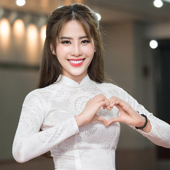 Thời điểm đó Nam Em được ví như bản sao của Hoa hậu Đặng Thu Thảo. bởi có nụ cười rất giống với nàng hậu. (Ảnh: FBNV)