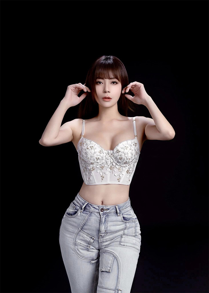 Thanh Hương lấy chồng năm 21 tuổi và có hai cô con gái. (Ảnh: FB Thanh Hương)