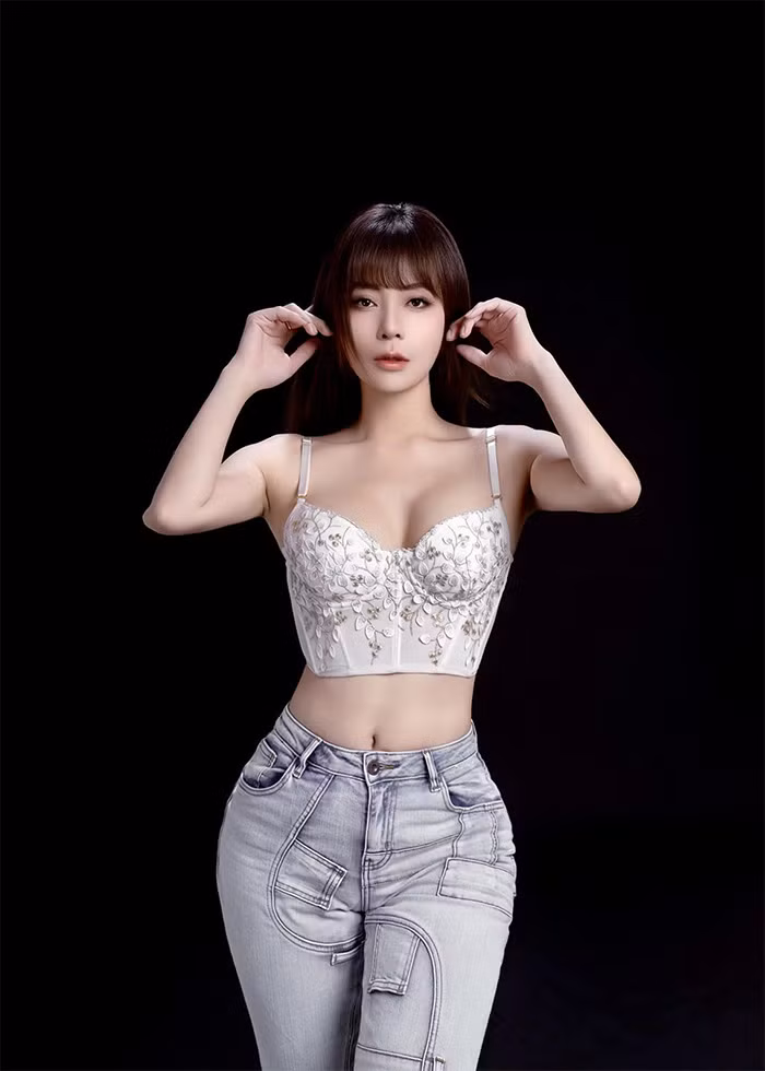 Thanh Hương lấy chồng năm 21 tuổi và có hai cô con gái. (Ảnh: FB Thanh Hương)