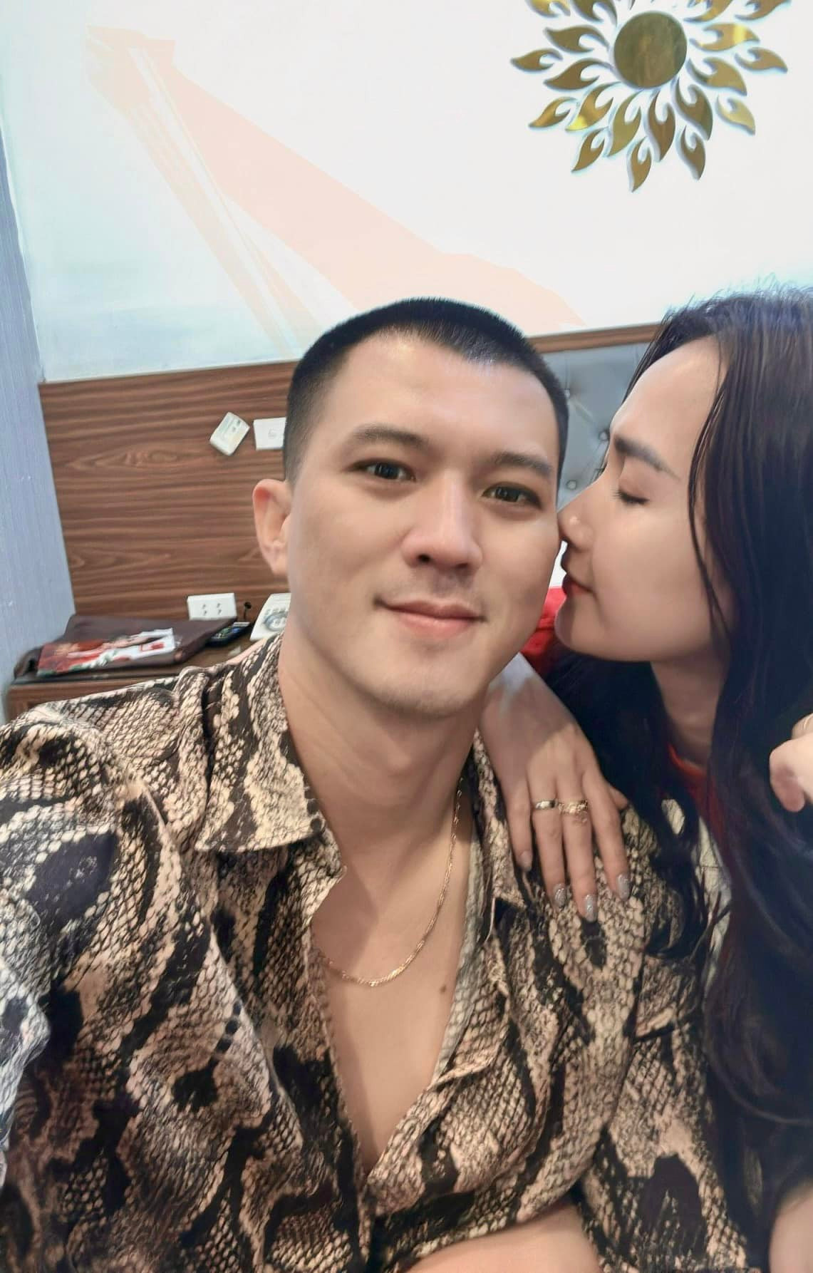 Bà xã của nam diễn viên từng chia sẻ trong chương trình "Giai điệu kết nối" rằng, chị không thấy ghen khi chồng đóng "cảnh nóng" vì hiểu cho đặc thù công việc của anh.