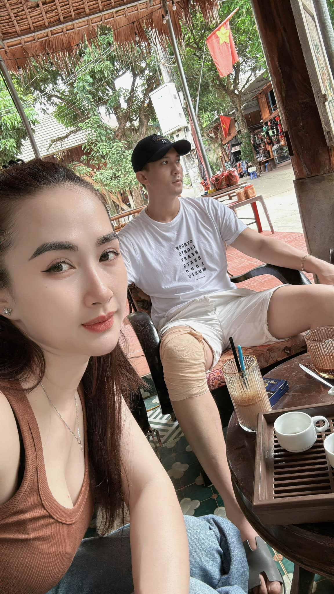 Gã giang hồ trong "Người một nhà" yên tâm đi đóng phim vì hậu phương đã có bà xã ở quê nhà chu toàn mọi việc từ công việc kinh doanh đến chăm sóc con gái.