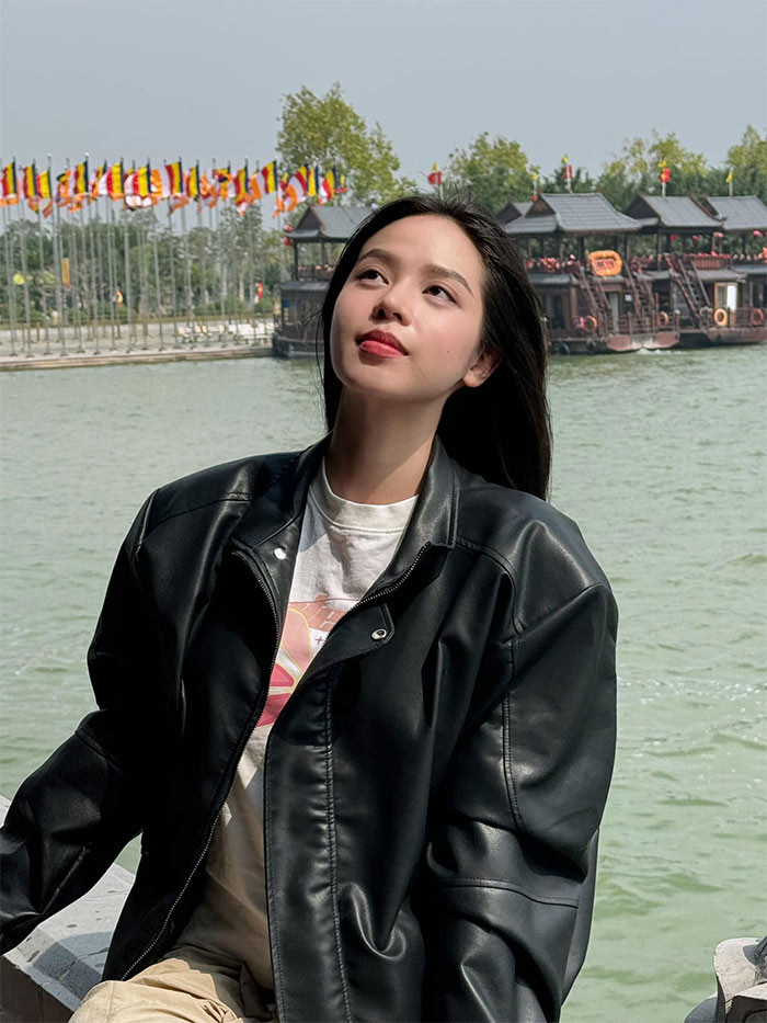 Thanh Thủy mặc áo phông, quần ống rộng kết hợp thêm áo khoác da khi du lịch Hà Nội dịp đầu năm. (Ảnh: FB Huỳnh Thị Thanh Thủy)