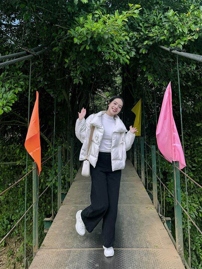 Thanh Thủy ưa thích các trang phục đơn sắc, kiểu dáng đơn giản. (Ảnh: FB Huỳnh Thị Thanh Thủy)