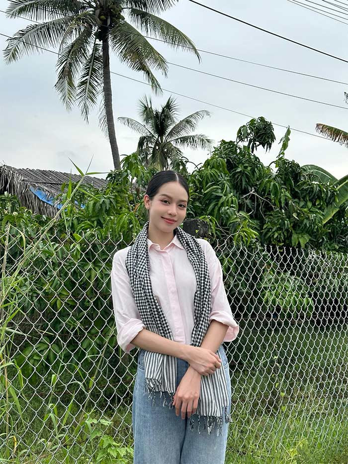 Áo sơ mi kết hợp với quần jeans ống rộng, thêm chiếc khăn rằn quàng cổ, Thanh Thủy mộc mạc như cô gái miệt vườn Nam Bộ. (Ảnh: FB Huỳnh Thị Thanh Thủy)