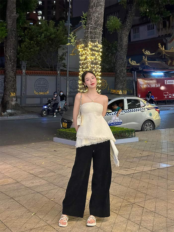 Thời trang dạo phố của Hoa hậu Việt Nam 2022 cũng giản dị với trang phục đơn sắc, không quá rườm rà chi tiết. (Ảnh: FB Huỳnh Thị Thanh Thủy)