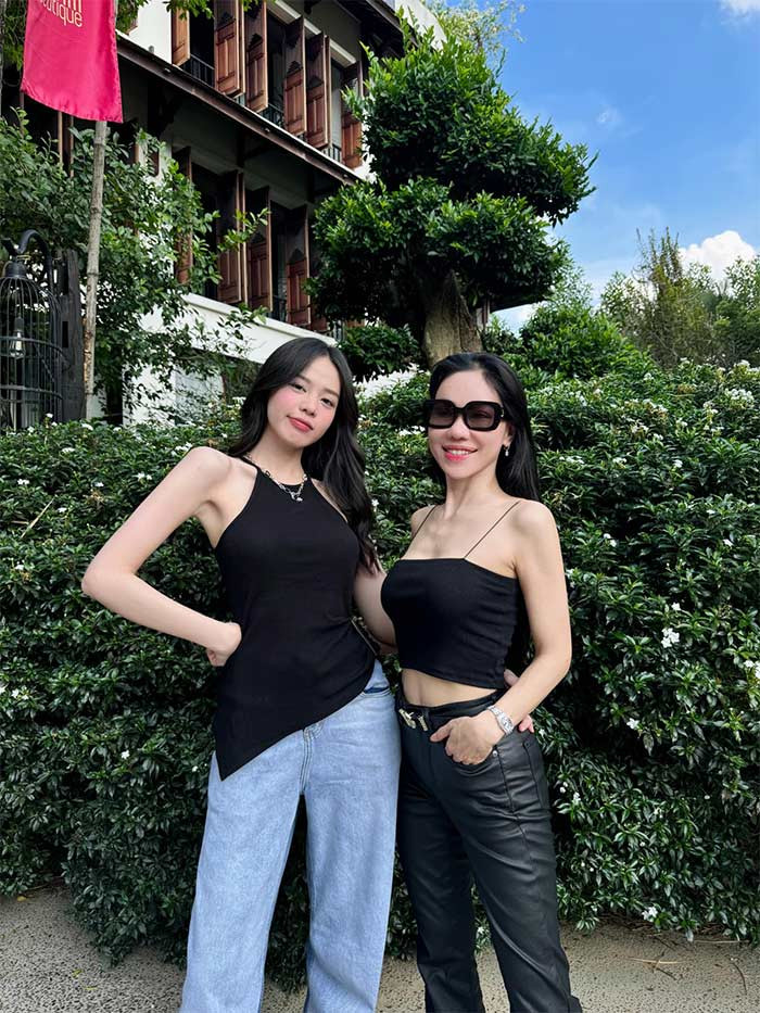 Quần jeans, áo yếm đen, Thanh Thủy tạo dáng bên "bà trùm hoa hậu" Kim Dung. (Ảnh: FB Huỳnh Thị Thanh Thủy)