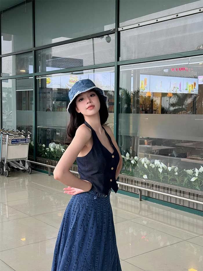 Thời trang sân bay của Thanh Thủy là chân váy xòe kết hợp với áo gile. (Ảnh: FB Huỳnh Thị Thanh Thủy)