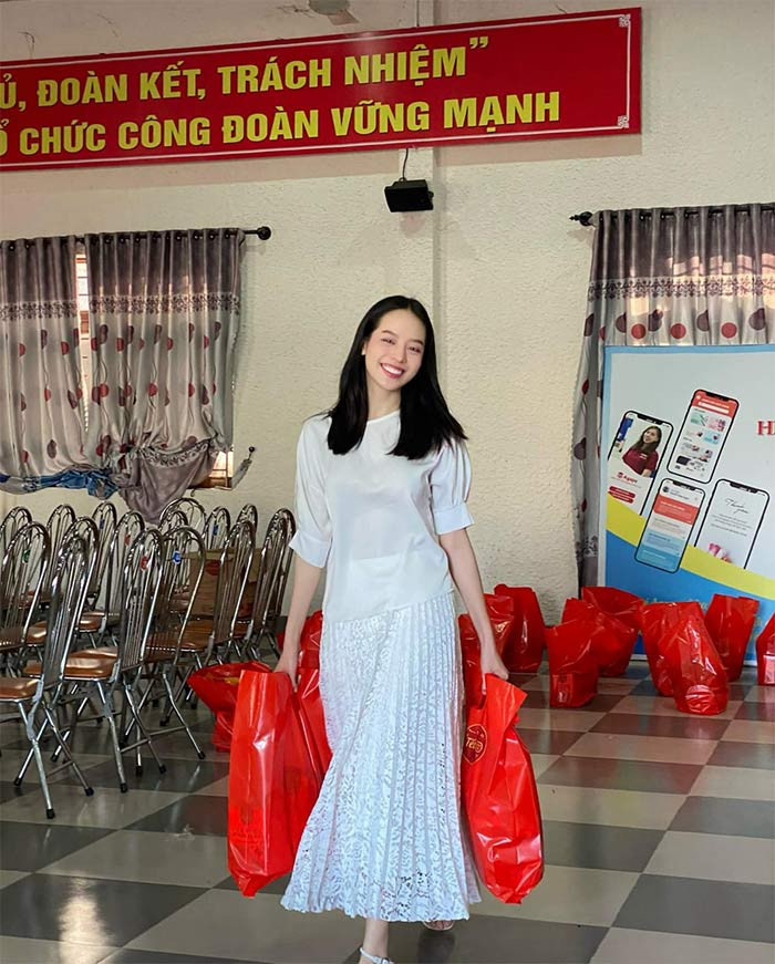 Thanh Thủy trang nhã trong trang phục là chân váy trắng dập ly kết hợp với áo sơ mi cùng màu. (Ảnh: FB Huỳnh Thị Thanh Thủy)