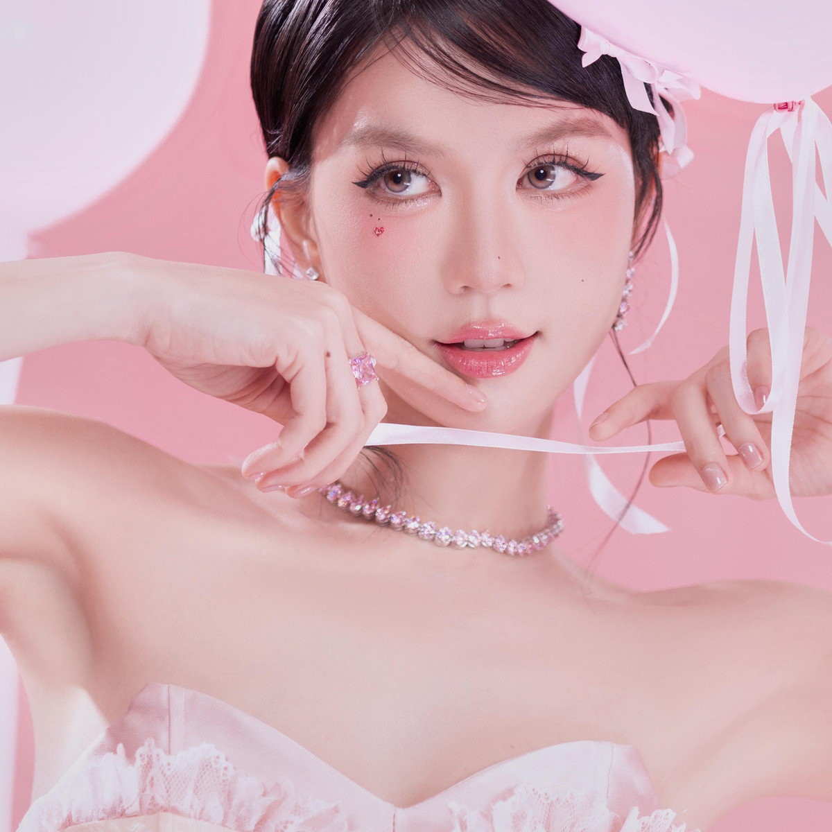 Chính sự cân bằng này đã giúp Ngọc Trinh luôn giữ được vẻ ngoài xinh đẹp và trẻ trung. Ảnh: FB NGỌC TRINH