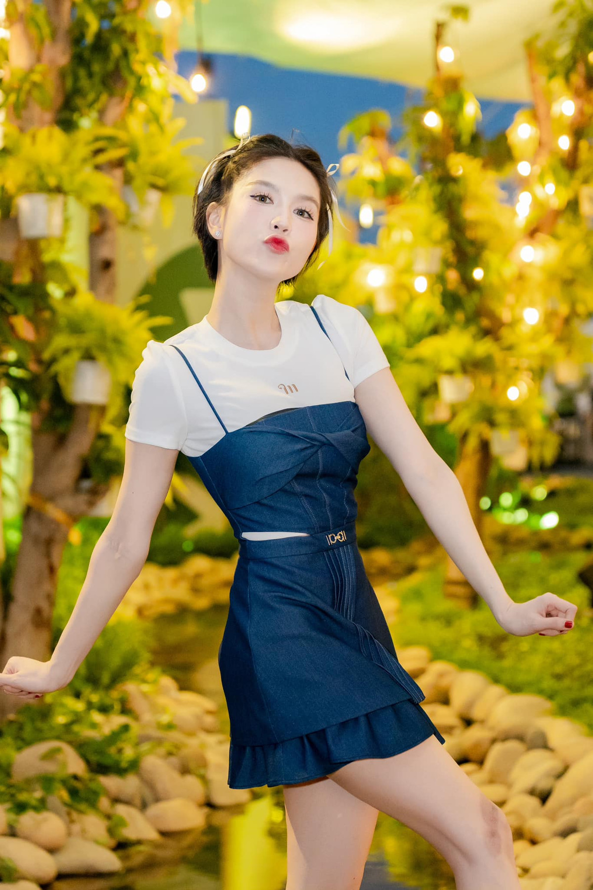 Làn da của Ngọc Trinh trở nên căng bóng, mịn màng hơn, các nếp nhăn mờ dần, giúp cô trẻ trung hơn so với tuổi thật. Ảnh: FB NGỌC TRINH