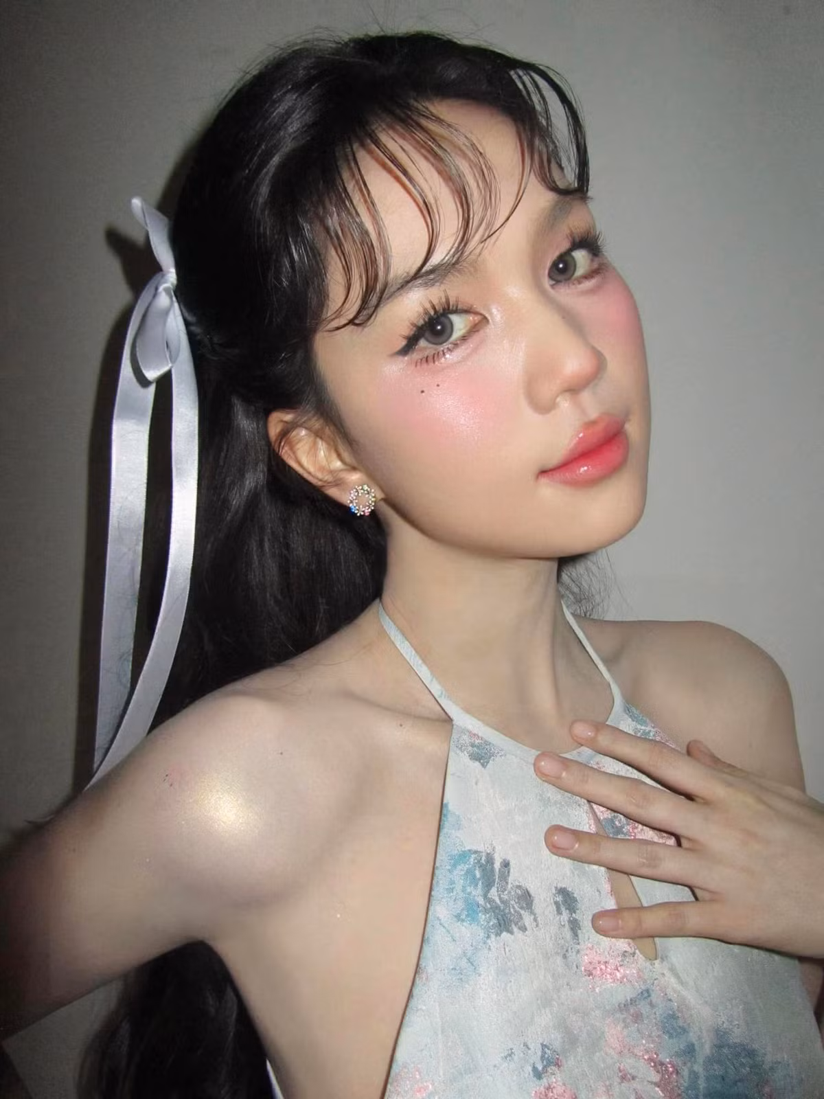 Bên cạnh thẩm mỹ có lợi cho da, Ngọc Trinh còn rất chăm chỉ trong việc chăm sóc da hàng ngày. Ảnh: FB NGỌC TRINH