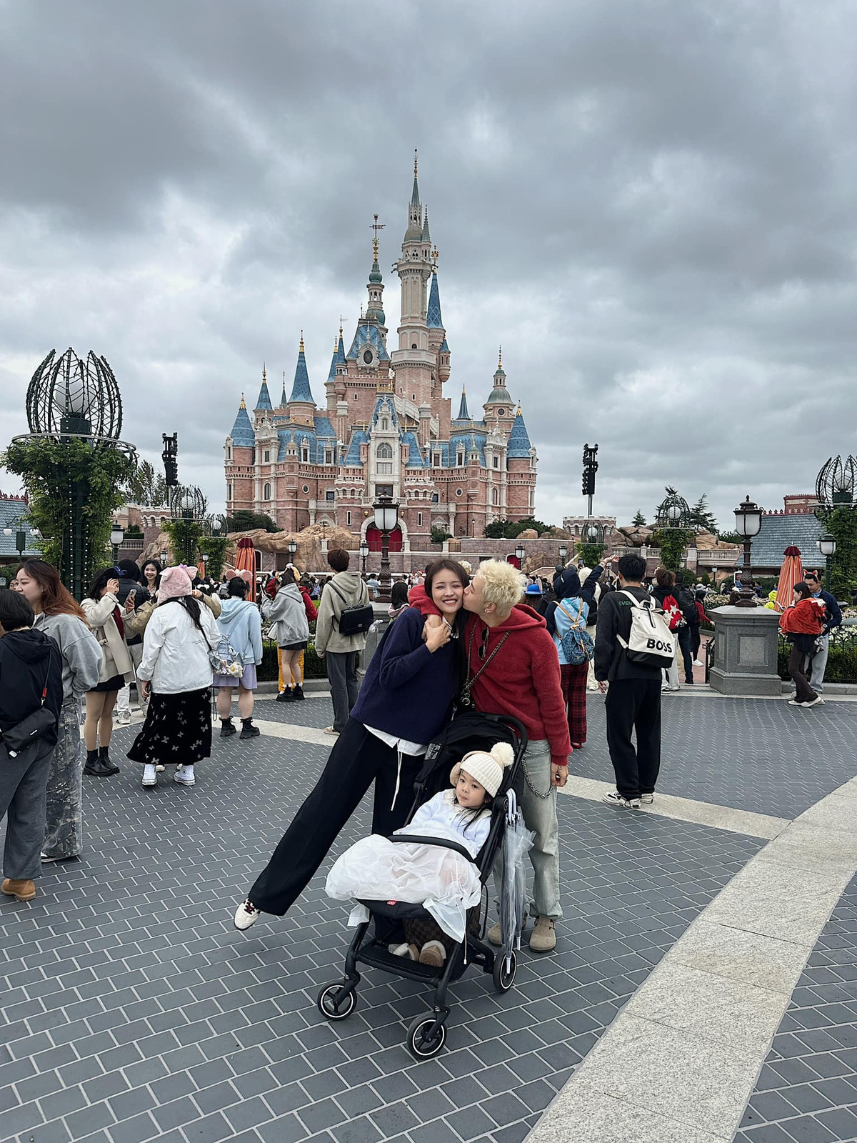 Phí Ngọc Hưng cùng Trương Mỹ Nhân đưa con gái đi du lịch. Ảnh: FB Phí Ngọc Hưng