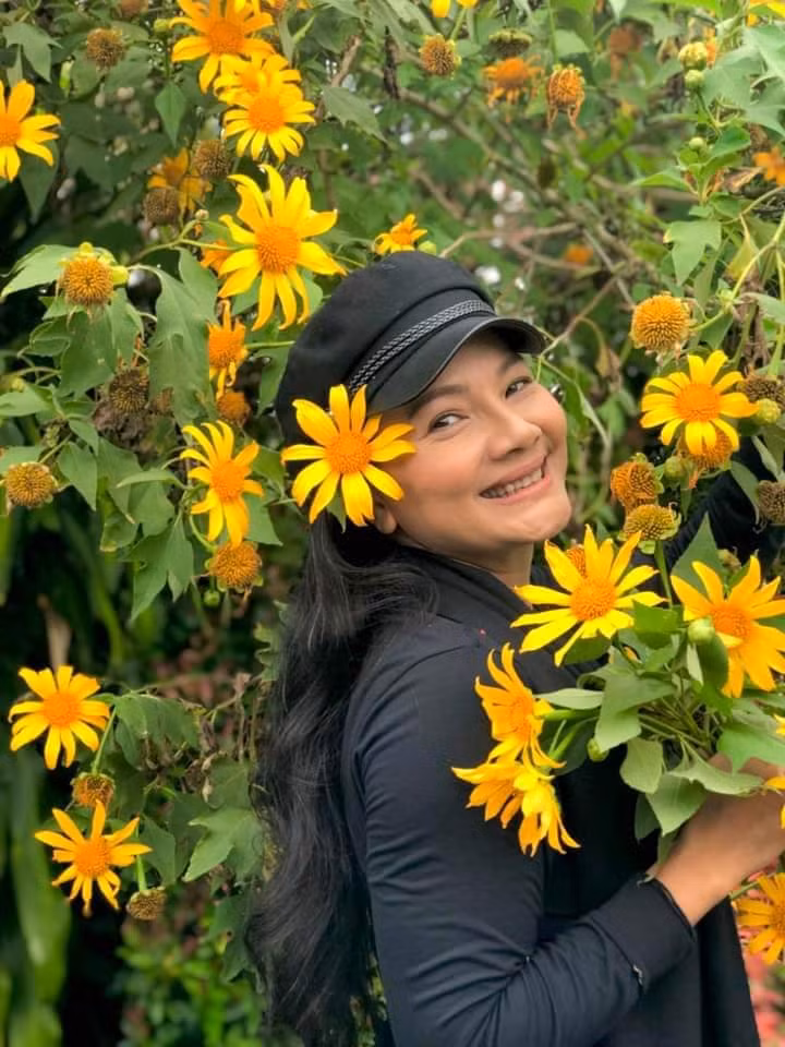 Diễn viên Kiều Trinh đặc biệt yêu thích hoa dã quỳ: "Quỹ Già nhớ dã quỳ. Nhớ lắm rùi nhen. Tui chịu không nổi nữa". Ảnh: FB Nguyễn Kiều Trinh