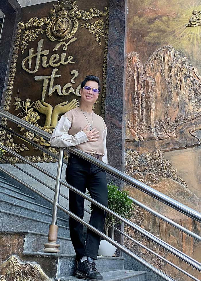 Nam ca sĩ 56 tuổi hiện đang sống độc thân trong căn biệt thự dát vàng có tên Thiên Niên Kỷ tại TP.HCM. Tuy nhiên Ngọc Sơn lại duy trì lối sống rất đơn giản. Ngoài thời gian dành cho ca hát, anh tập luyện thể thao và sáng tác nhạc. (Ảnh: FB Ngọc Sơn)