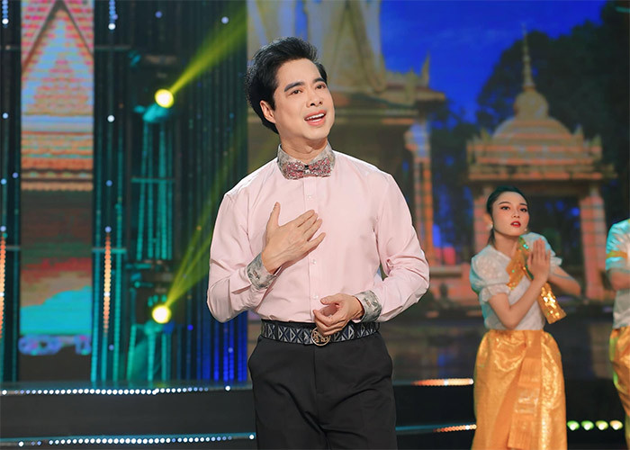 Ngọc Sơn sinh năm 1968 là người gốc Quảng Nam, sinh ở Hải Phòng, lớn lên và thành danh ở Bạc Liêu và Sài Gòn. Anh được biết đến với biệt danh là "Ông hoàng nhạc sến", "Michael Ngọc Sơn". (Ảnh: FB Ngọc Sơn)