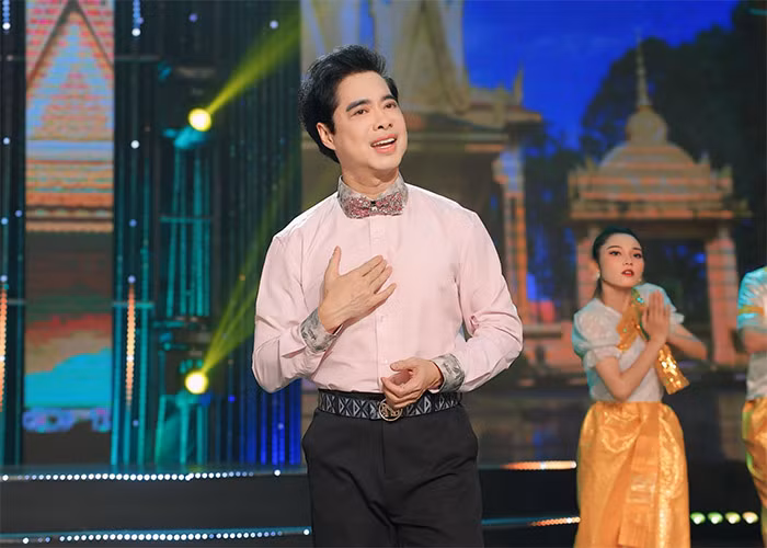 Ngọc Sơn sinh năm 1968 là người gốc Quảng Nam, sinh ở Hải Phòng, lớn lên và thành danh ở Bạc Liêu và Sài Gòn. Anh được biết đến với biệt danh là "Ông hoàng nhạc sến", "Michael Ngọc Sơn". (Ảnh: FB Ngọc Sơn)