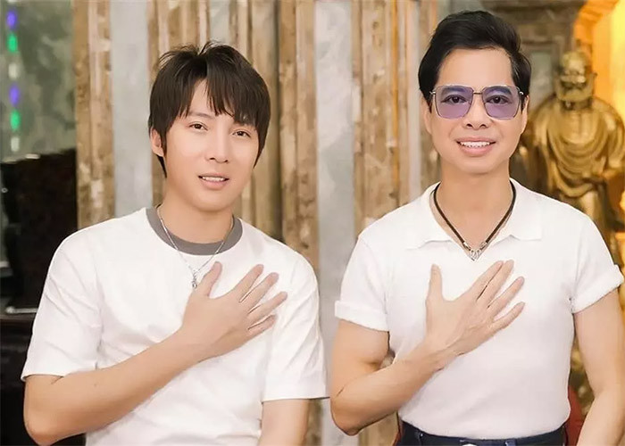 Giọng ca "Tình cha" đã phải vay thêm con nuôi 30 triệu vì tài khoản anh không có đủ 100 triệu lúc đó. "Con trai ơi, tài khoản của ba chỉ còn 70 triệu đồng. Ba muốn ủng hộ người dân bị lũ lụt phía Bắc 100 triệu. Ba ngại quá không dám mượn ai, nếu con có cho ba mượn tạm 30 triệu, vài bữa nữa ba trả liền", Ngọc Sơn nhắn tin cho con nuôi - diễn viên S Quang Ngọc. (Ảnh: 2sao)