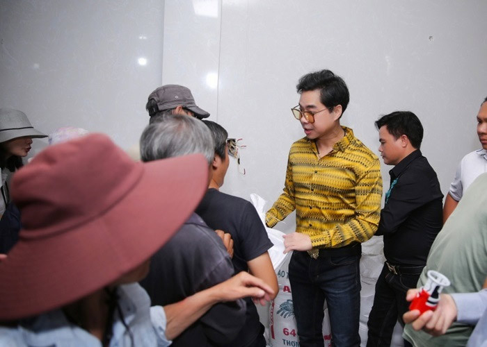 Suốt 15 năm nay, cứ vào dịp sinh nhật của mình, Ngọc Sơn lại phát tiền, phát gạo và quà tới người nghèo. (Ảnh: Vietnamnet)