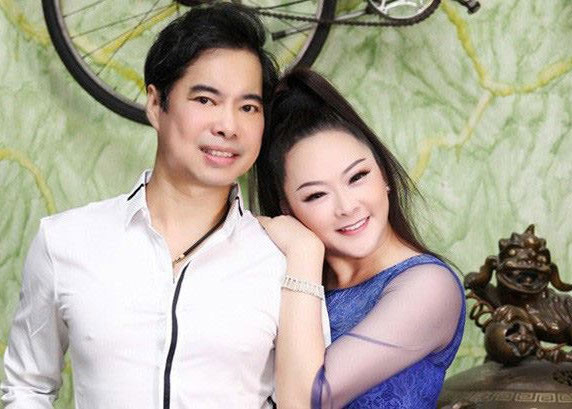 Theo chia sẻ của nam danh ca, anh từng yêu thầm ca sĩ Như Quỳnh từ 20 năm trước. Anh cũng từng phải lòng người đẹp Lý Nhã Kỳ và cô chính là "nàng thơ" trong nhạc phẩm nổi tiếng "Vầng trăng cô đơn" của anh. (Ảnh: Dân Việt)