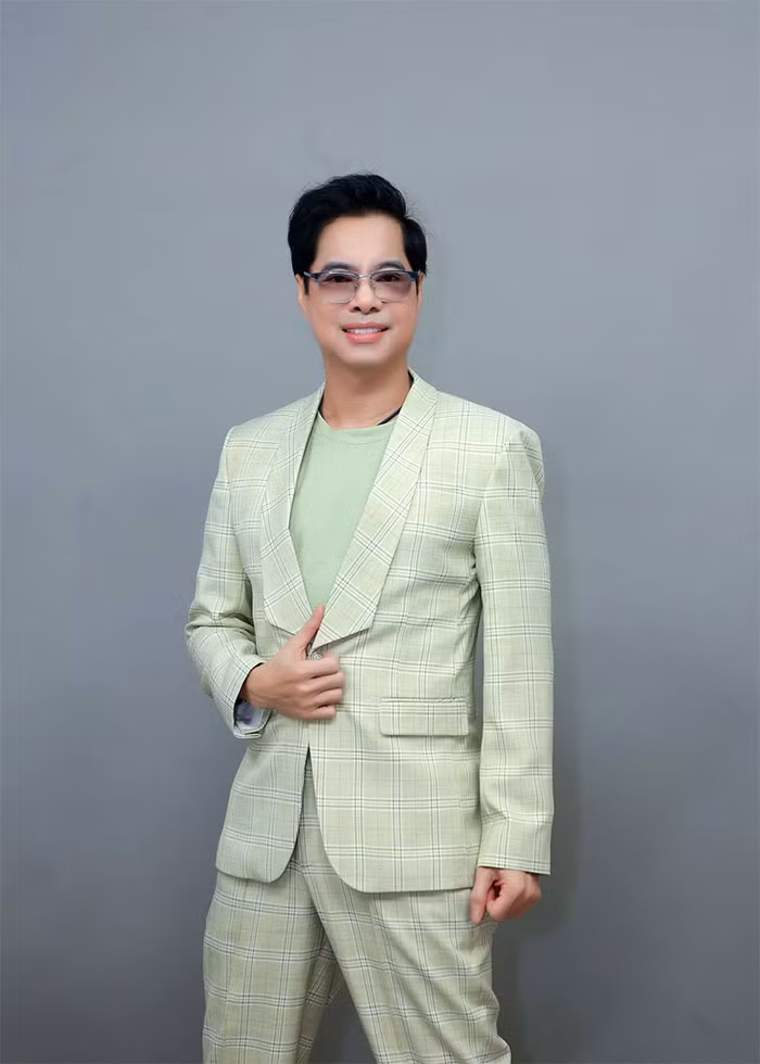 Sự nghiệp thành công, cuộc sống giàu có nhưng Ngọc Sơn lại quyết định sống độc thân cả đời dù cũng từng đôi lần rung động với những cô gái đẹp. (Ảnh: FB Ngọc Sơn)