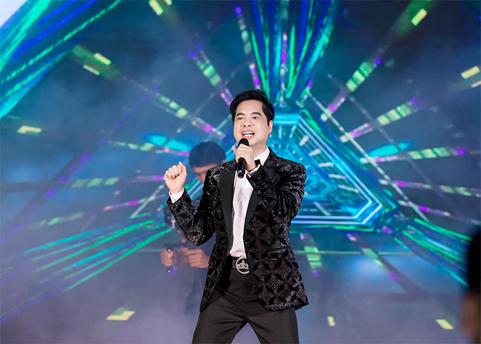 Năm 1978 Ngọc Sơn lên TPHCM và học trường Nghệ thuật Sân khấu 2. Hai năm sau, anh chuyển sang học thanh nhạc dân tộc và bước chân vào con đường sân khấu âm nhạc chuyên nghiệp. Anh lập tức trở thành hiện tượng thu hút khán giả bằng những sáng tác đầu tay như: "Lòng mẹ", "Giận hờn", "Nhớ về em", "Tình cha"... (Ảnh: FB Ngọc Sơn)