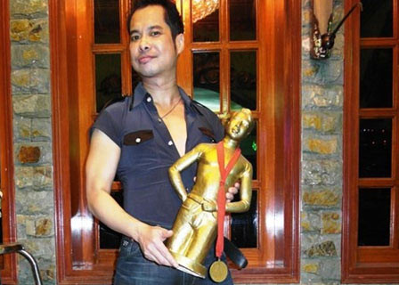 Năm 2000, ca sĩ Ngọc Sơn còn gây chú ý khi đầu tư 1000 cây vàng để tự đúc tượng mình rồi cho đặt trước cửa nhà. (Ảnh: Đời sống pháp luật)