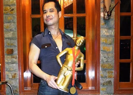 Năm 2000, ca sĩ Ngọc Sơn còn gây chú ý khi đầu tư 1000 cây vàng để tự đúc tượng mình rồi cho đặt trước cửa nhà. (Ảnh: Đời sống pháp luật)