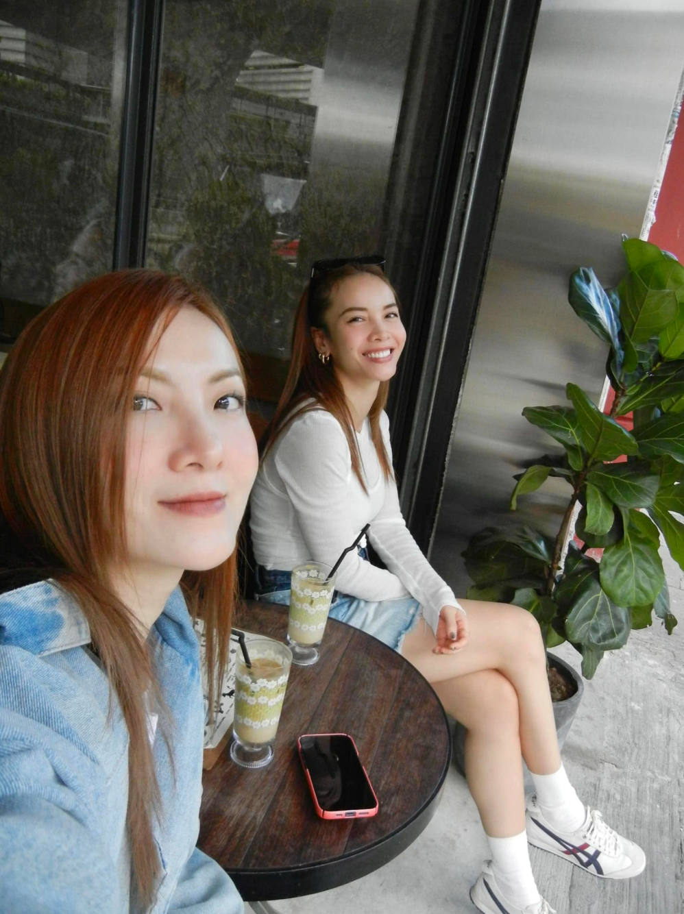 Hai chị em luôn đồng hành cùng nhau trong hoạt động nghệ thuật và là những người bạn thân thiết ngoài đời.