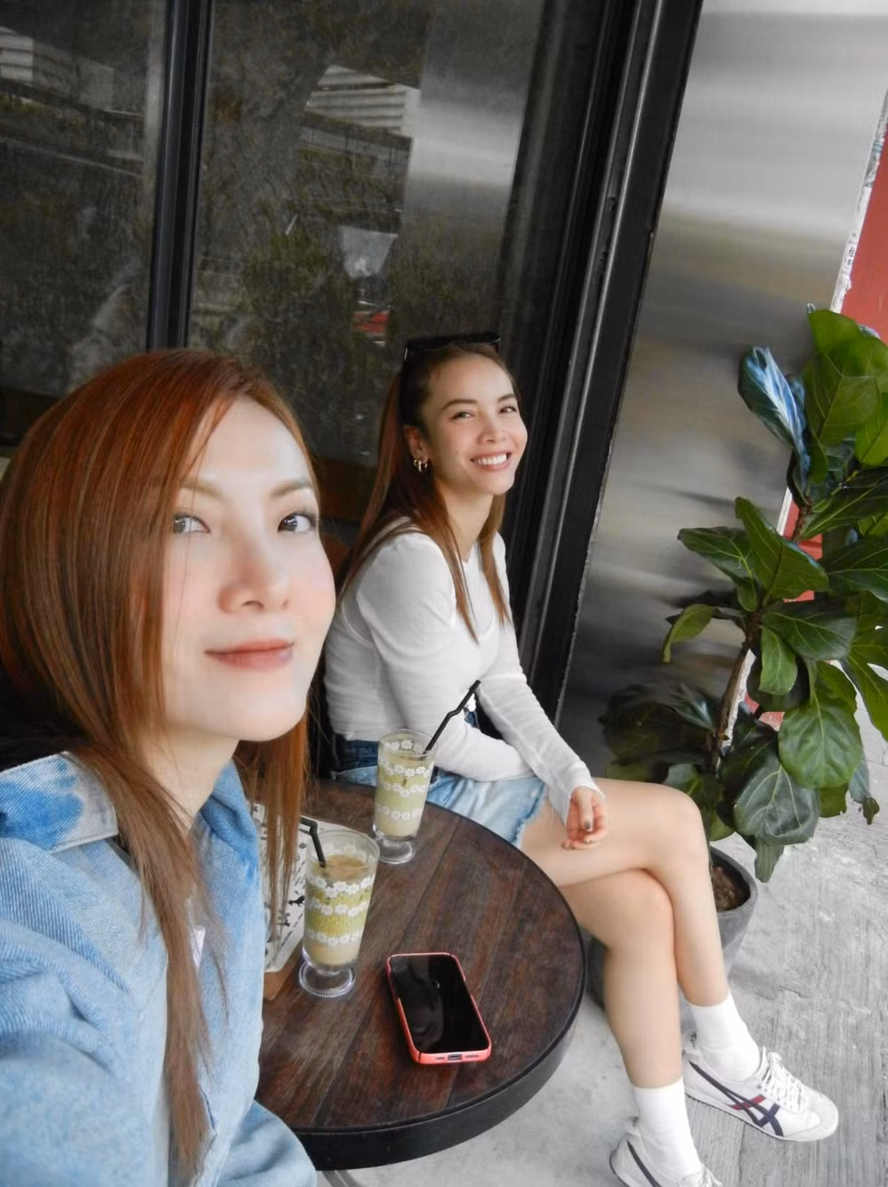 Hai chị em luôn đồng hành cùng nhau trong hoạt động nghệ thuật và là những người bạn thân thiết ngoài đời.