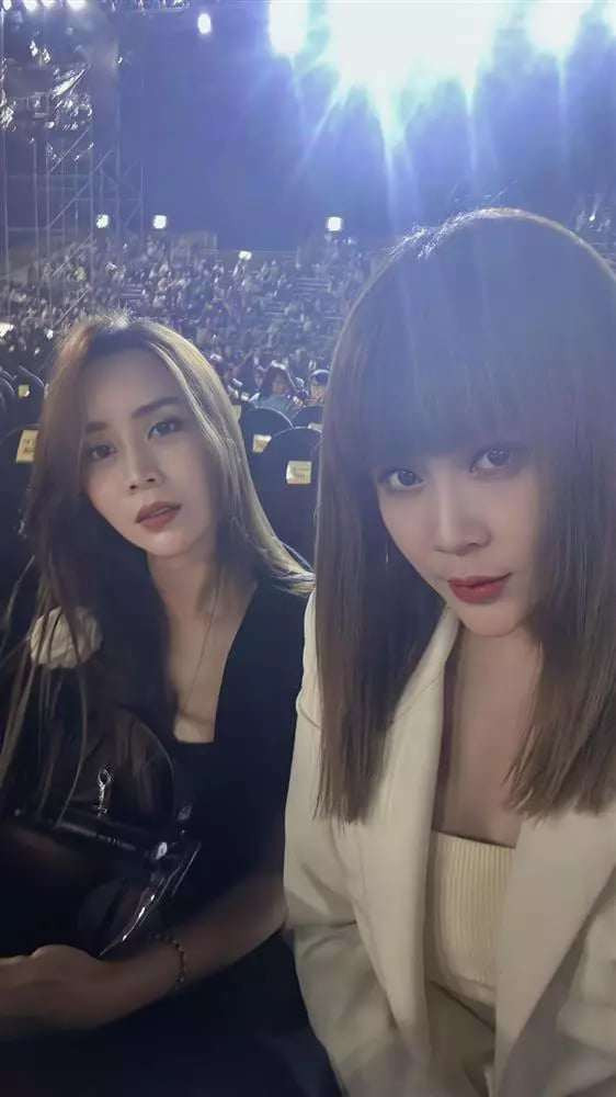 Lưu Thiên Hương - Lưu Hương Giang cũng là một trong những cặp chị em được yêu thích nhất nhì showbiz Việt.