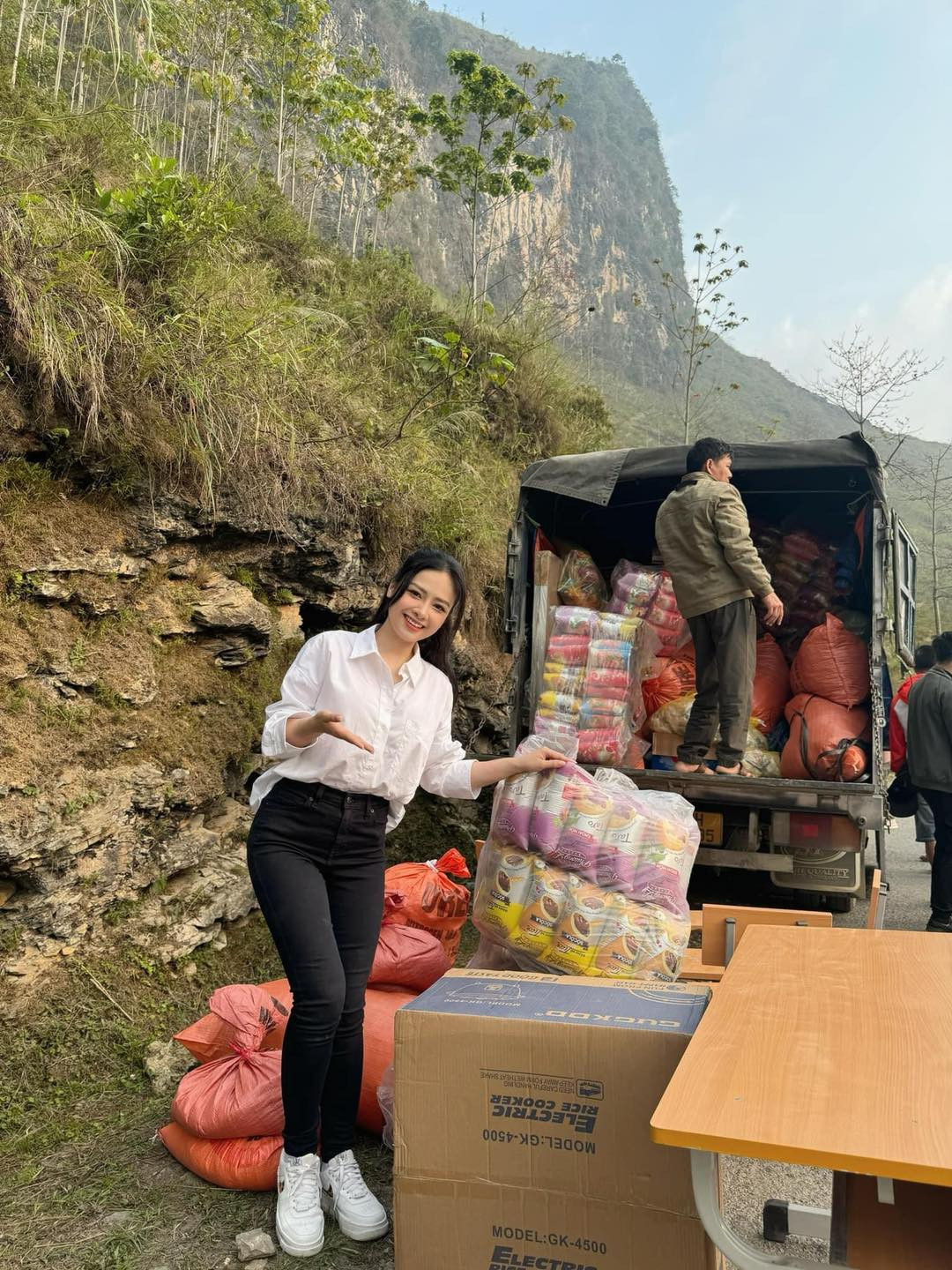 Ca sĩ Dương Hoàng Yến chăm làm từ thiện.