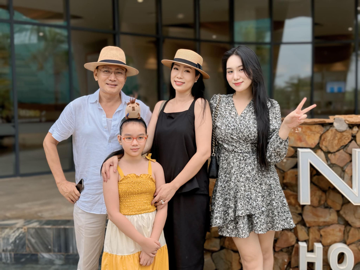 NSND Trịnh Kim Chi cùng gia đình đi du lịch dịp nghỉ hè.