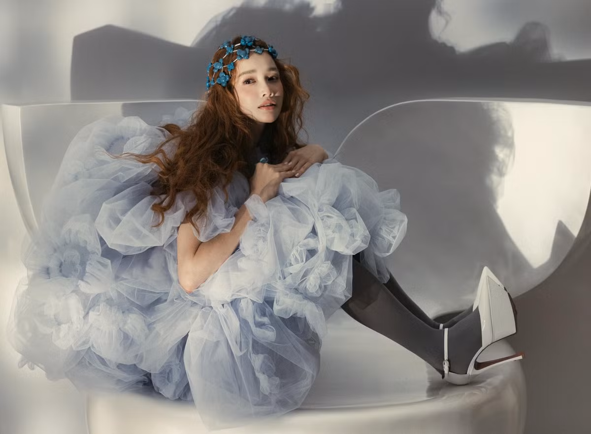 Nhã Phương khoe bộ ảnh mới theo phong cách nổi loạn, cá tính.